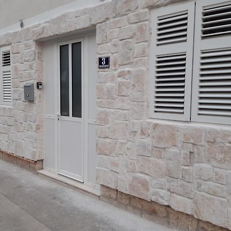 Studio Apartments Ana & Mia วิส ภายนอก รูปภาพ