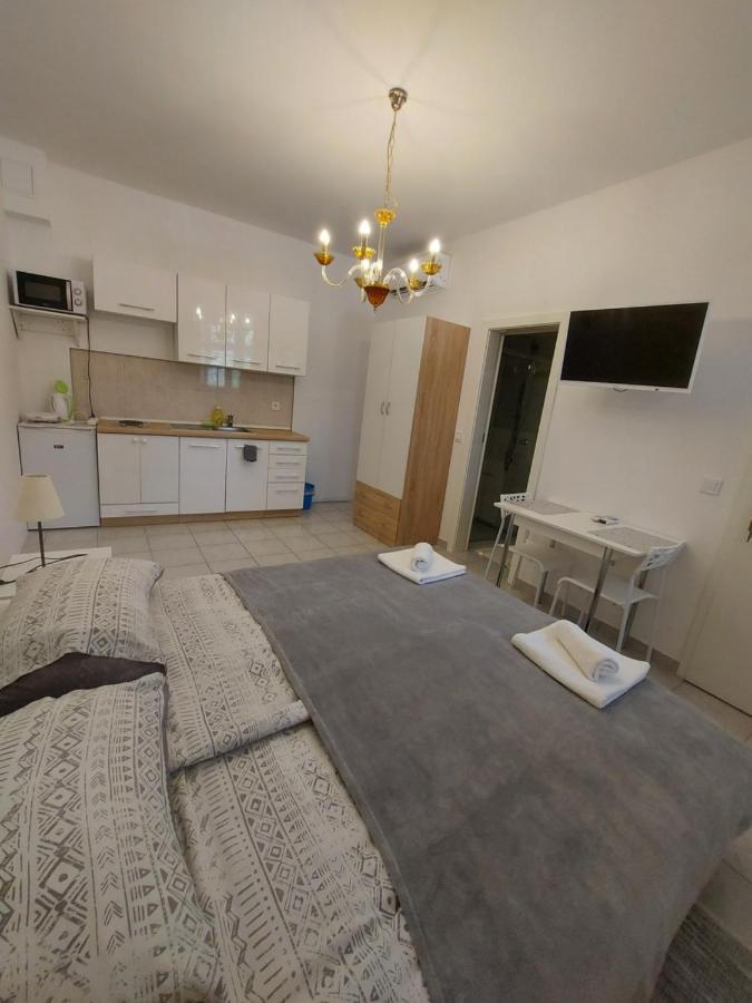 Studio Apartments Ana & Mia วิส ภายนอก รูปภาพ