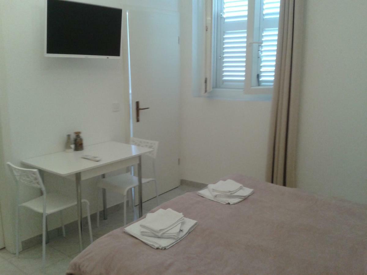 Studio Apartments Ana & Mia วิส ภายนอก รูปภาพ