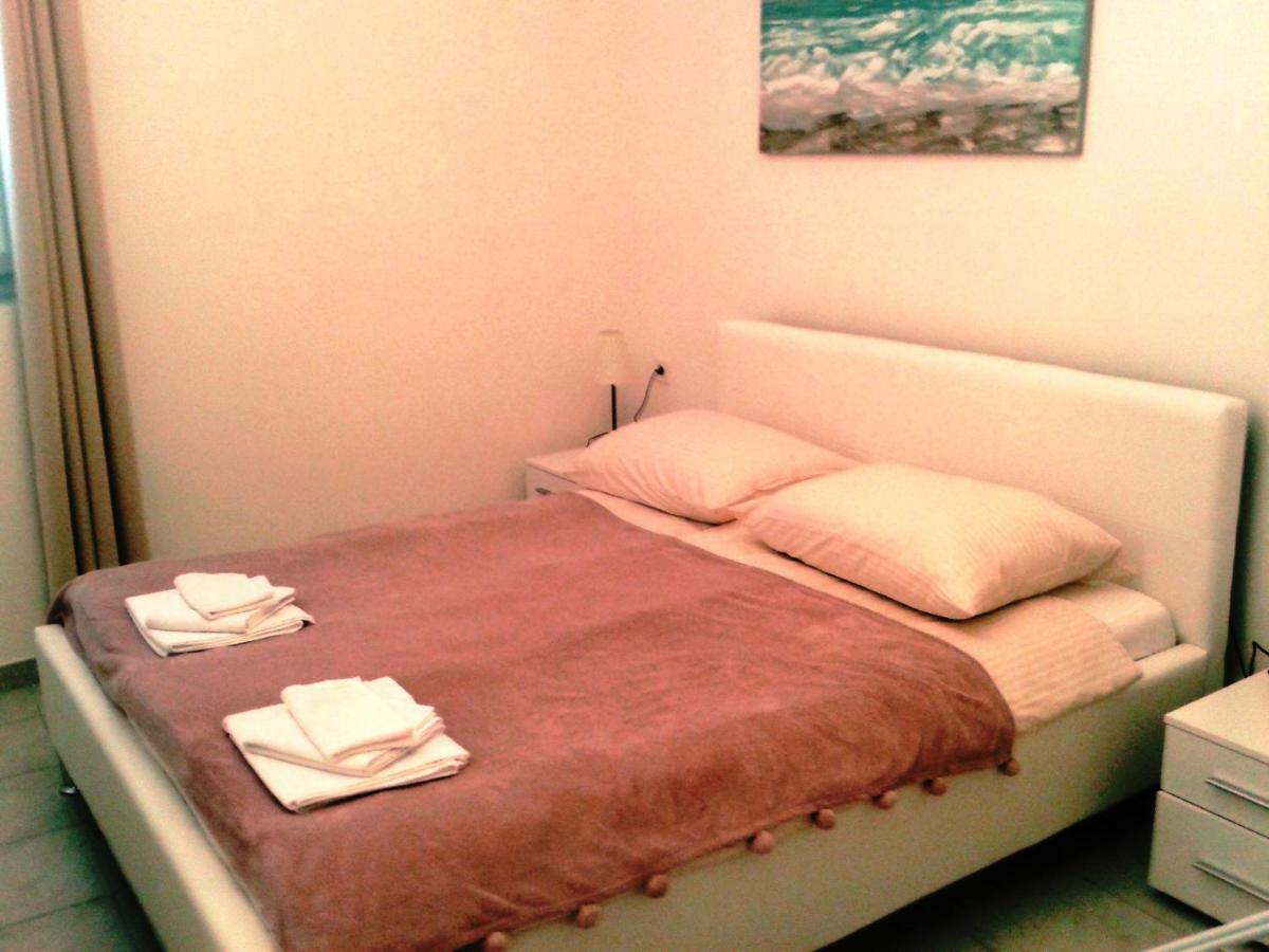 Studio Apartments Ana & Mia วิส ภายนอก รูปภาพ