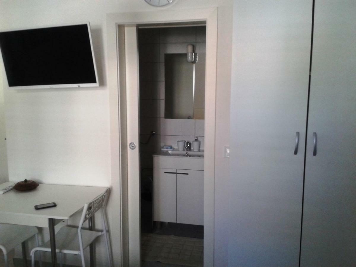 Studio Apartments Ana & Mia วิส ภายนอก รูปภาพ